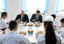 Эки өлкөнүн башчылары окуучулар менен бирге мектеп тамагынан даам сызышты