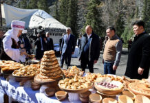 Ильхам Алиев кыргыздын маданияты менен таанышты, – сүрөт
