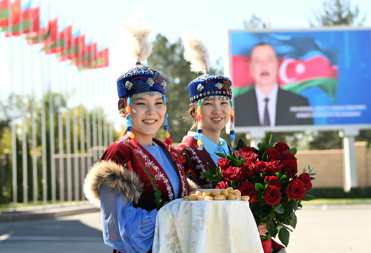 dos 8329 В Кыргызстан с госвизитом прибыл президент Азербайджана Ильхам Алиев. ФОТО