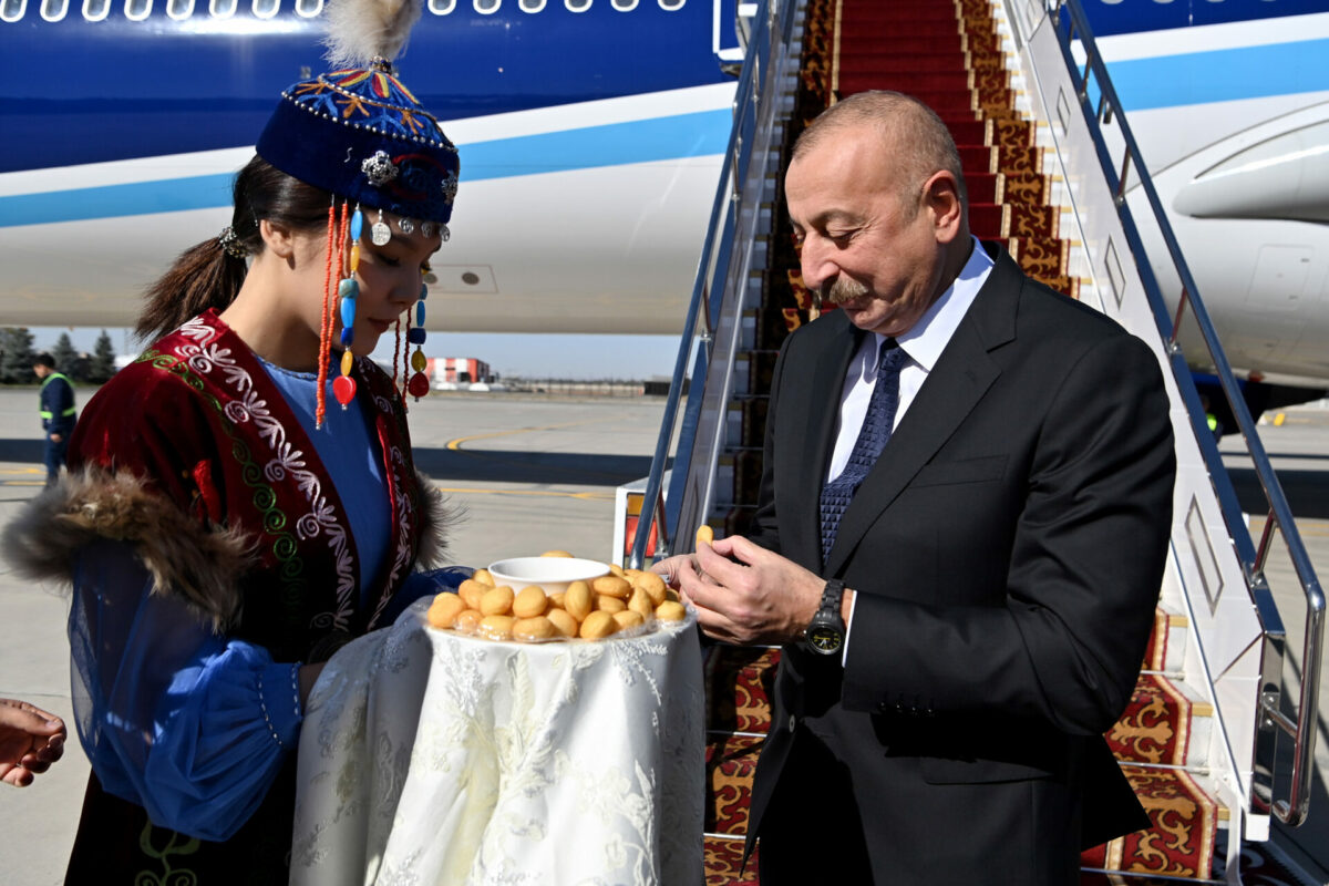 dos 8420 В Кыргызстан с госвизитом прибыл президент Азербайджана Ильхам Алиев. ФОТО