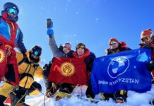 Гималайдагы Манаслуну багындырган кыргыз альпинисттер өлкөгө кайтып келди