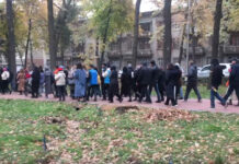 В Бишкеке проходит марш против передачи Кемпир-Абада и задержания активистов