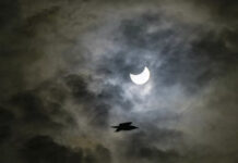 Последнее солнечное затмение 2022 года — фото, видео