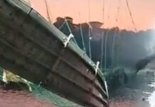 В Индии 130 человек погибли при обрушении подвесного моста. ВИДЕО