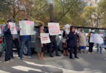 В Бишкеке проходит митинг за закрытие «Клоопа», «Азаттыка» и «Кактуса»