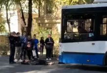 В Бишкеке троллейбус сбил школьника