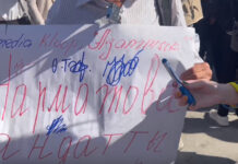 Участники марша за свободу слова собрали подписи за лишение мандата Нарматовой