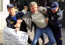 У здания посольства России в Бишкеке задержали протестующих активистов