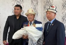 Олимпийский чемпион Каныбек Осмоналиев подарил свою медаль 7-миллионному кыргызстанцу