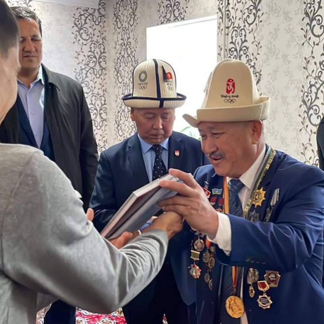 img 20221028 wa0043 Олимпийский чемпион Каныбек Осмоналиев подарил свою медаль 7-миллионному кыргызстанцу