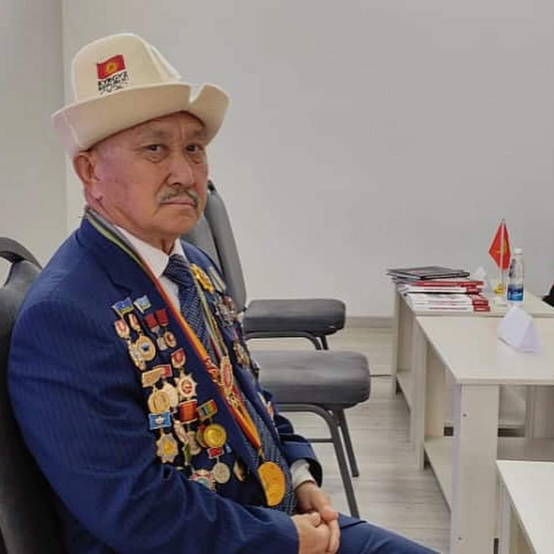 img 20221028 wa0045 Олимпийский чемпион Каныбек Осмоналиев подарил свою медаль 7-миллионному кыргызстанцу