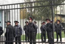 В Первомайский райсуд Бишкека доставили задержанных накануне активистов и политиков