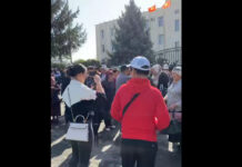 Кемпир-Абад берилдиби?: Өзгөндө Садыр Жапаров менен Камчыбек Ташиевге жолугуу үчүн эл чогулду