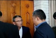 Жогорку Кеңештин депутаты Мирлан Самыйкожо телефонсуз жыйынга кирүүдөн баш тартып кетип калды