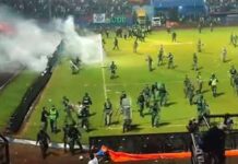 “Көбү тебеленип калган”: Индонезияда стадиондогу тополоңдо мерт болгондордун саны 174кө жетти