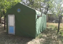 Баткенде үйүнөн ажырагандарга убактылуу чатыр тигилди