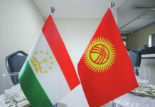 Кыргыз-тажик чек арасында Баткен менен Исфаранын акимдери жолукту