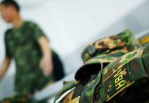 Чек ара кызматкеринин башына ок тийип, ал комада