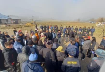 Сузакта киши колдуу болгон кыздын жакындары шектүүнүн үй-бүлөсүн айылдан көчүрүүнү талап кылышты