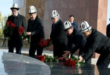 Тарых жана ата-бабаларды эскерүү күндөрүндө «Ата-Бейитке» гүл коюлду