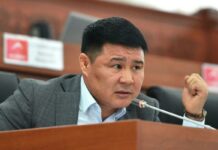 Икрамов требует уволить зама управделами президента за выселение депутата из кабинета