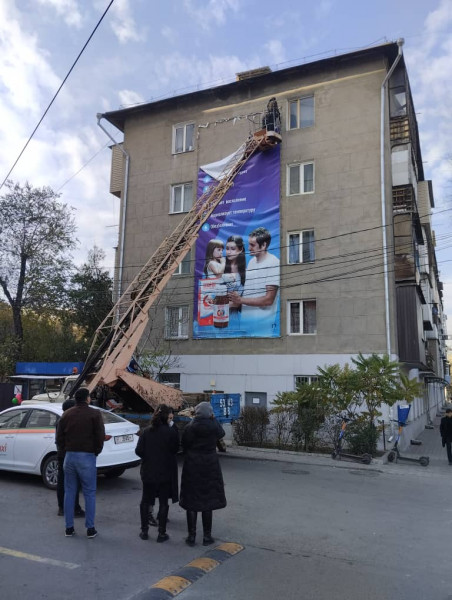 1667812134 Центр Бишкека очистили от "рекламного мусора". ФОТО