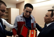 Депутаты перечислят однодневную зарплату Самату Курманкулову