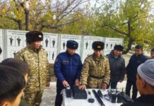 Кадамжайдын окуучулары аскер кызматчыларынын күжүрмөн даярдыгы менен таанышты