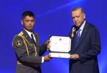 Реджеп Эрдоган вручил кыргызстанцу диплом об окончании полицейской академии