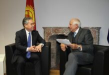 Кулубаев и Боррель обсудили меры по облегчению условий трудоустройства граждан КР в странах ЕС