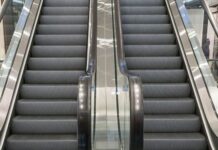 В Бишкеке в ГУМе парень упал с эскалатора