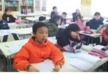 Борбордогу мектепте балдар куртка кийип отурат