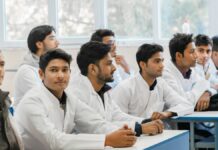 Кабмин ужесточил требования для медвузов КР, обучающих иностранцев