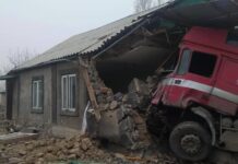 Чүйдө КамАЗ турак үйдү сүзүп, айдоочу ооруканага түштү