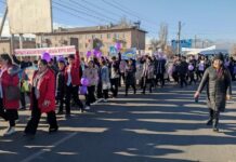 Балыкчыда мектеп окуучулары зордук-зомбулукка каршы жөө жүрүшкө чыгышты