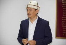 Сына Азимбека Бекназарова отпустили под домашний арест