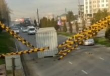 В Бишкеке водитель КамАЗа не рассчитал высоту и снес опору моста. Видео