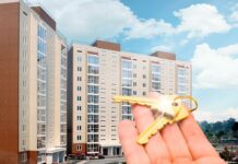 Депутат Баткенде курман болгон эки жоокердин ата-энелерине батир берди