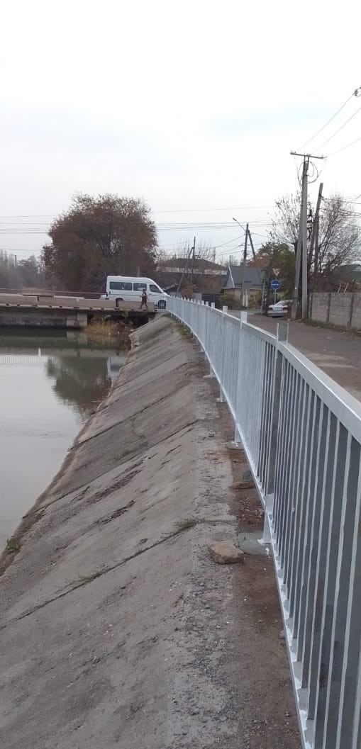 Whatsapp image 2022 11 11 at 13. 32. 11 вдоль бчк установили металлические ограждения