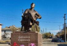 Талас шаарында акын Байдылда Сарногоевдин айкели тургузулду