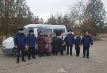 Милиция кызматкерлери Кызыл-Кыя шаарынын жашоочулары менен жолугушууда