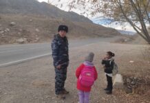 Баткенде окуучулар жолдо жүрүү эрежелерин үйрөнүштү