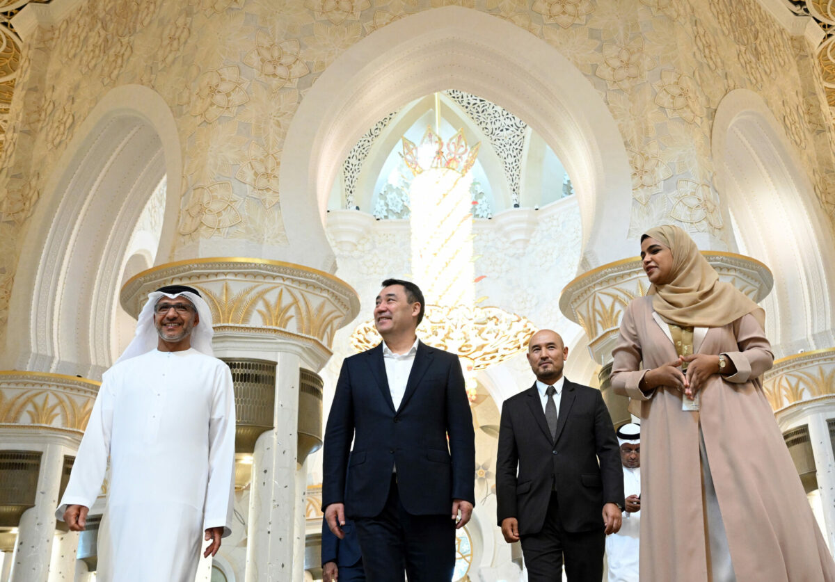 dos 1035 Садыр Жапаров в Абу-Даби посетил мавзолей и мечеть шейха Заеда - фото