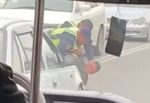 В Бишкеке мужчина подрался с патрульными. ВИДЕО