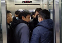 Болота Темирова посадили в самолет до Москвы