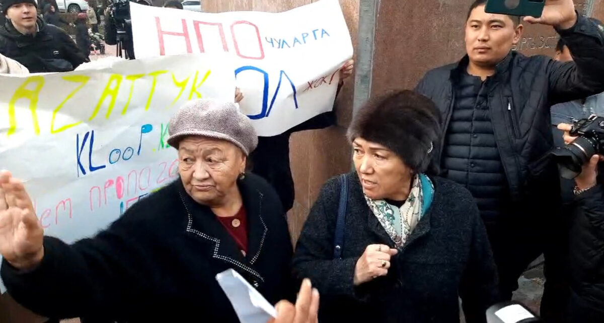 image 18 3 В Бишкеке проходит мирный марш за свободу слова. Не обошлось без провокаций