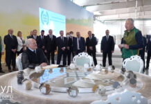 Даниил Урицкий (Данияр Усенов) подарил Лукашенко эксклюзивный обеденный стол