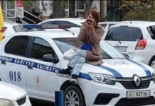 Парень сел на капот патрульной машины и делал селфи. Его ищут