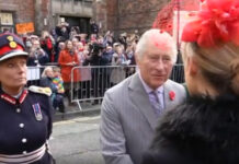 Короля Великобритании Карла III забросали яйцами — видео