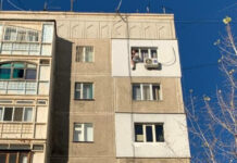 В 12-м микрорайоне Бишкека мужчина грозится выброситься из окна